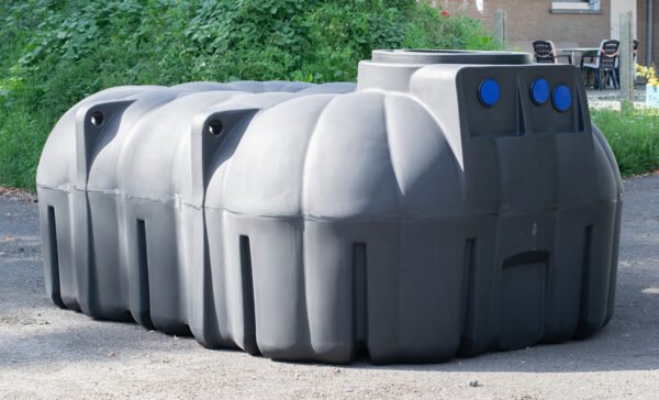 Platte kunststof regenwatertank - 7.500 liter