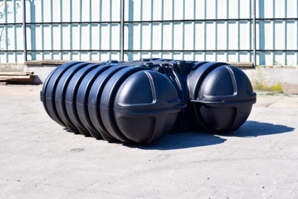 Platte kunststof watertank - 3500 liter - met uitschuifbare schacht