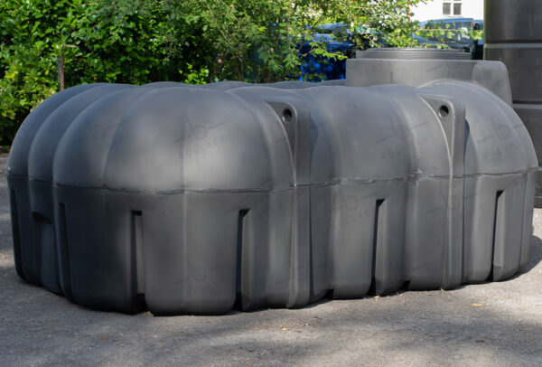 Platte kunststof regenwatertank - 7.500 liter