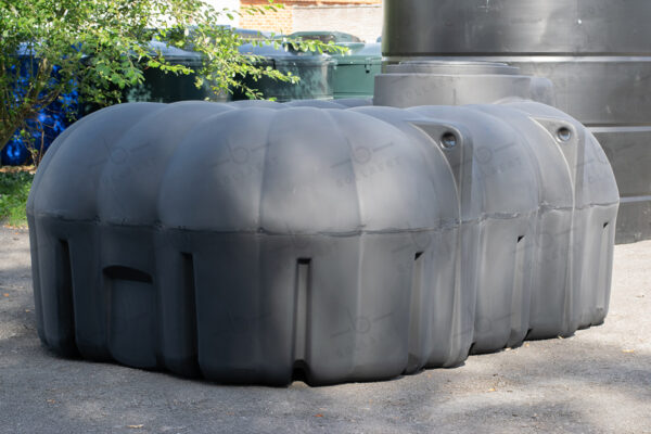 Platte kunststof regenwatertank - 7.500 liter