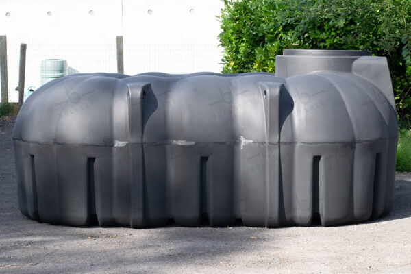 Platte kunststof regenwatertank - 7.500 liter