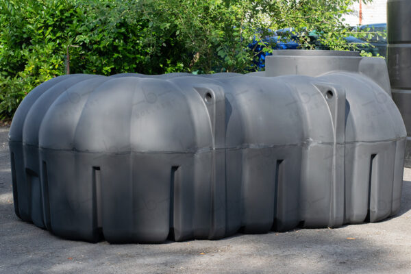 Platte kunststof regenwatertank - 7.500 liter