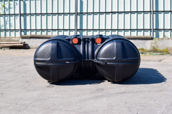 Platte kunststof watertank - 3500 liter - met uitschuifbare schacht