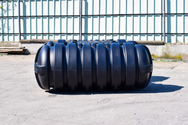 Platte kunststof watertank - 3500 liter - met uitschuifbare schacht