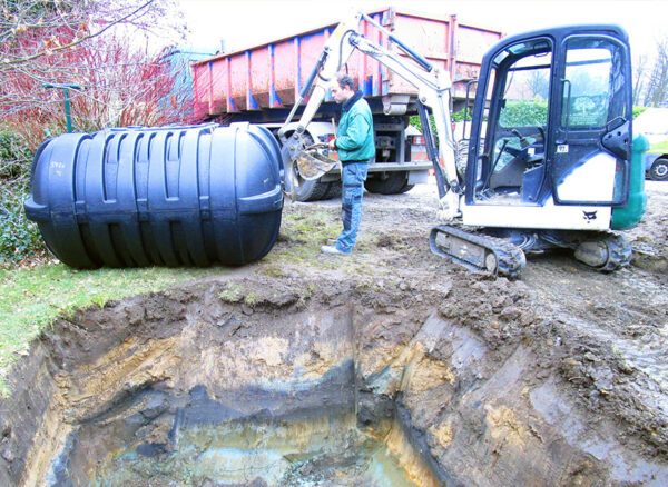 Platte kunststof watertank - 3500 liter - met uitschuifbare schacht