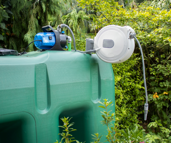 Bovengrondse Rechthoekige Watertank – 3000 liter-slanghaspel-en-pomp