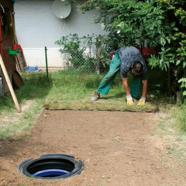 Toedekken met grasmatten van regenwaterput Nordic