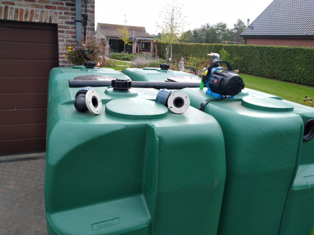 Groene bovengrondse watertanks met pomp Eindhoven