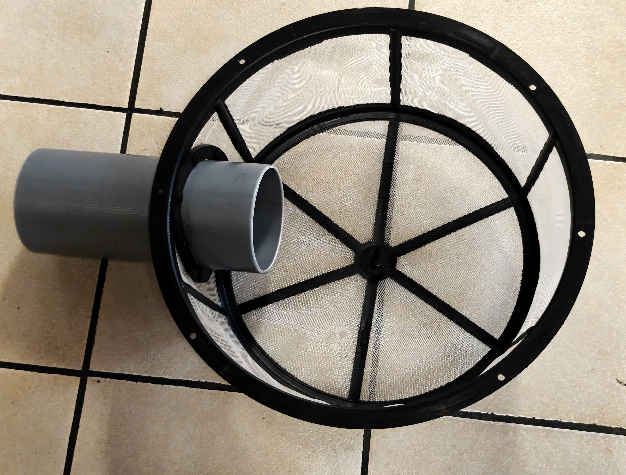Regenwaterfilter met korf met gaas en buisaansluiting voor ondergrondse regenwatertank